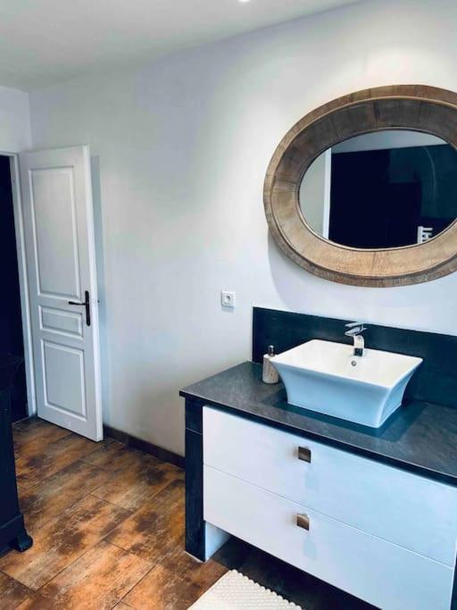 Maison Climatisee Avec Stationnement Et Wifi Bram Exteriér fotografie
