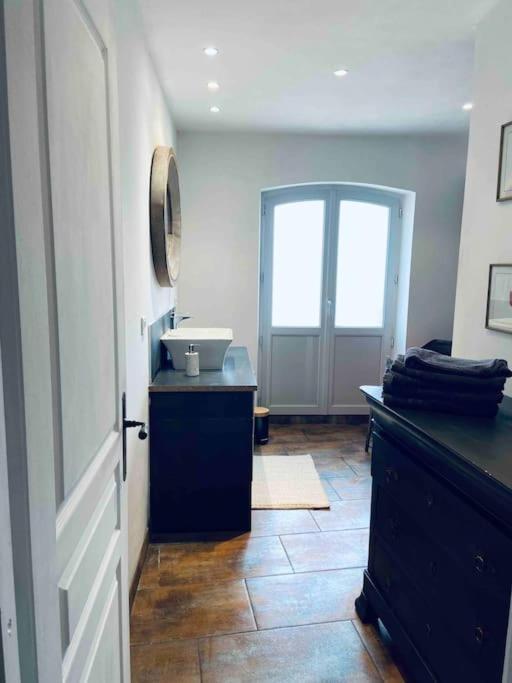 Maison Climatisee Avec Stationnement Et Wifi Bram Exteriér fotografie